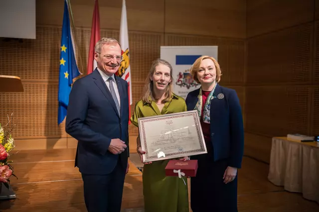 LH Thomas Stelzer, Honorarkonsulin Laura Metzler und Botschafterin Guna Japina. | Foto: Max Mayrhofer