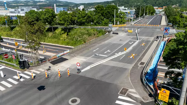 Sanierung gestartet: Die Überführung seit 28. April und noch bis September für Autofahrer gesperrt.  | Foto: fotokerschi/Werner Kerschbaummayr