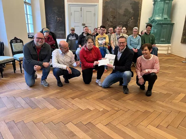 Vorne von links: Thomas Wieland, Leiter des Wohnhauses in Tamsweg, Norbert Planitzer, Leiter der Werkstätte, Barbara Steffner-Wallner, Werkstättensprecherin, Bürgermeister Wolfgang Pfeifenberger und Claudia Löcker, Lebenshilfe Bezirksobfrau im Lungau.  | Foto: Andrea Anditsch