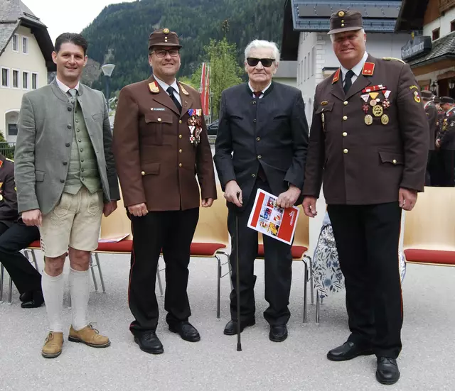 70-jährige verdienstvolle Tätigkeit: v. links: Bürgermeister Thomas Kößler, Abschnittsfeuerwehrkommandant Hans-Jürgen Schiefer, Ehrenbürger und Ehrenmitglied Alfred Zanner und Ortsfeuerwehrkommandant Harald Pfeifenberger
 | Foto: Freiwillige Feuerwehr Zederhaus