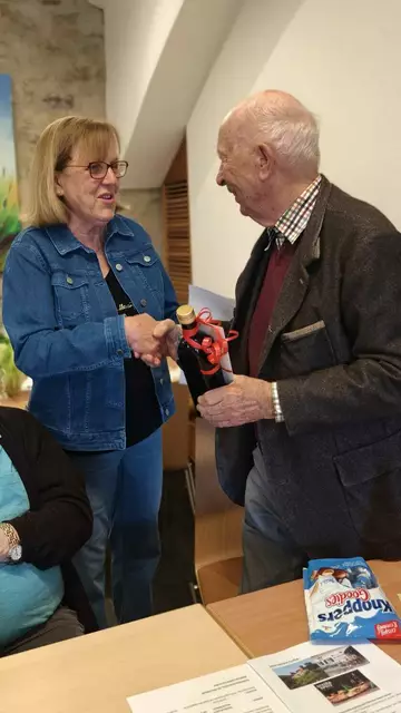 Obfrau Anna Primus gratulierte dem Geburtstagskind  Peter Steiner. | Foto: Privat