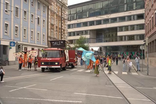 Der Demozug führte unter anderem durch die Anichstraße.  | Foto: Emil.Potrykus