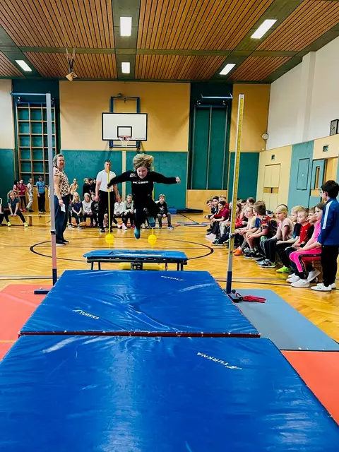Über 200 Volksschulkinder aus Ebbs absolvierten ein abwechslungsreiches Sportprogramm. | Foto: Gemeinde Ebbs