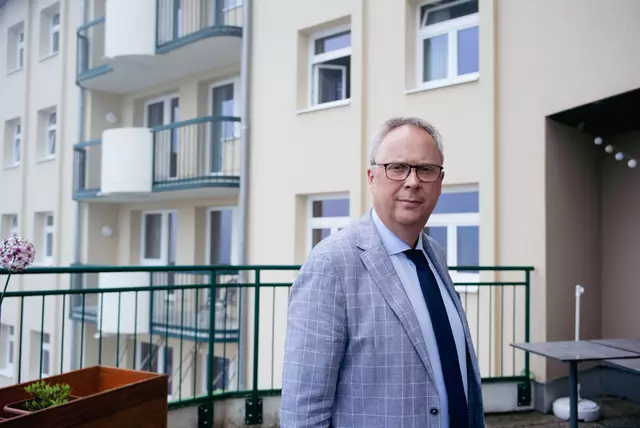 Schuldirektor Jürgen Kürner vor der Fassade, die saniert werden soll. | Foto: Santrucek