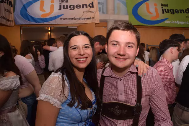 Bei der Frühlingswiese wurden die schönsten Dirndl  und die besten Lederhosen ausgeführt. | Foto: Kerstin Longin