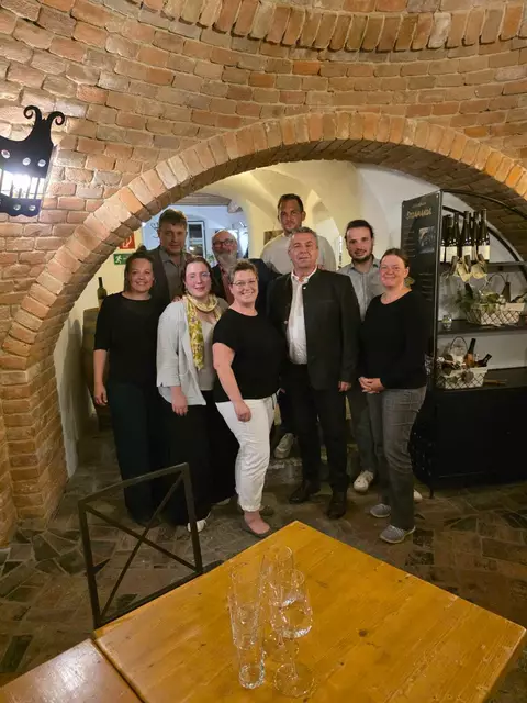 „Neuer Vorstand 2025“: v.l.n.r.: Schriftführer-Stellvertreterin Angelika Rauchberger, Bgm. Alois Naber, Kulturbeirate Maga. iur. Christine Hauer und Norbert Stadler, 2. Obmann-Stellvertreterin Susanne Höllerer, Kassier-Stellvertreter u. Winzersprecher Gerhard Deim jun., Obmann des Vereins „Alte Schmiede“ Mag. (FH) Günter Zaiser MBA, Kassier Daniel Frey MA, Schriftführerin Silvia Kollndorfer | Foto: Alte Schmiede