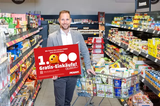 Kai Pataky, Sprecher der Geschäftsführung PENNY Österreich, feiert die 1.000 Gratiseinkäufe-Aktion.  | Foto: PENNY / Robert Harson