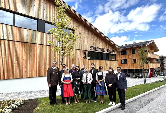 Freude bei "Offiziellen" und Beteiligten über die neuen Einrichtungen im Kelchsauer Unterdorf. | Foto: Kogler