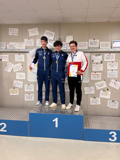 Johannes Kuen (SG Thaur - ganz rechts) konnte sich beim Alpencup der Junioren in Bologna / ITA 2025 über Gold (3x20 Dreistellungskampf) und Bronze (Luftgewehr-Einzel) freuen. | Foto: Bernhard Pickl / ÖSB
