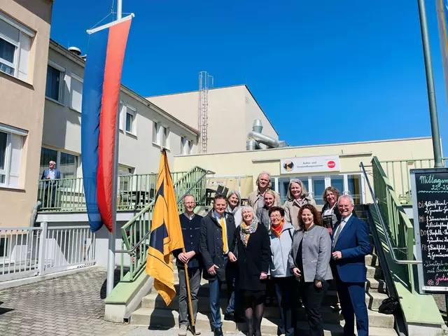 Ehrengäste beim Festakt, darunter Kolpingvorsitzende Herta Reidlinger, LTP Karl Wilfing, Kolping Präsidentin Österreich Christine Leopold, Bürgermeisterin Gudrun Sperner-Habitzl, VBgm. Sandra Schön-Schuckert, Bezirkshauptfrau Gerlinde Draxler, Christina Schodl-Meier/Leitung der Kolping-Behinderteneinrichtungen, STR Sabine Lenk.
  | Foto: Schultes