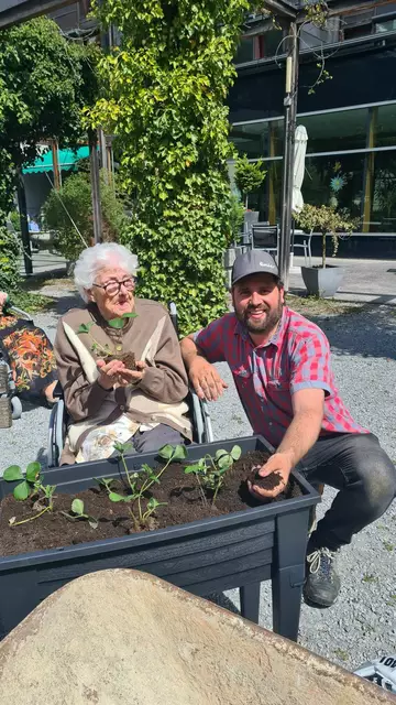 Die Bewohner durften fleißig mithelfen. | Foto: Altersheim Landeck