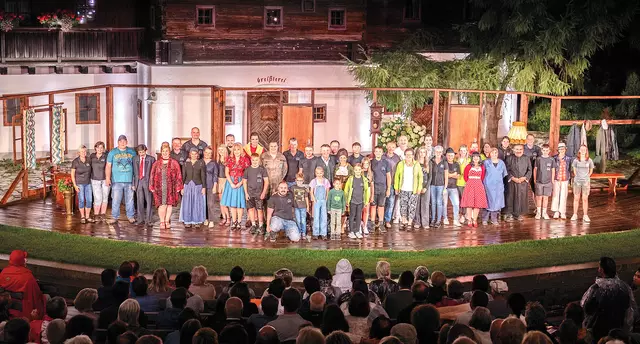 Gleich einer Großfamilie ist das Huab'n Theater gewachsen. Mit ihrer Leidenschaft am Theaterspiel haben sie ein viertel Jahrhundert das Publikum in der Region, der Steiermark und darüber hinaus erfreut. | Foto: ©Jacqueline Feichtinger