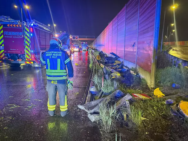 Der Bus wurde schlussendlich von einem Spezialunternehmen geborgen. Im Einsatz waren fünf Fahrzeuge mit 20 Mitgliedern der Feuerwehr für rund zwei Stunden. | Foto: FF-WR-NEUDORF.AT – Biegler M.