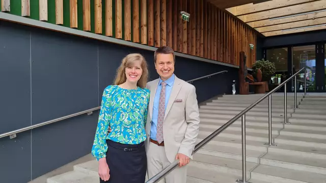 Der Gastredner Johannes Wagner mit seiner Frau Jennifer aus der Europazentrale der Zeugen Jehovas in Selters, Deutschland 
Foto FMZ
