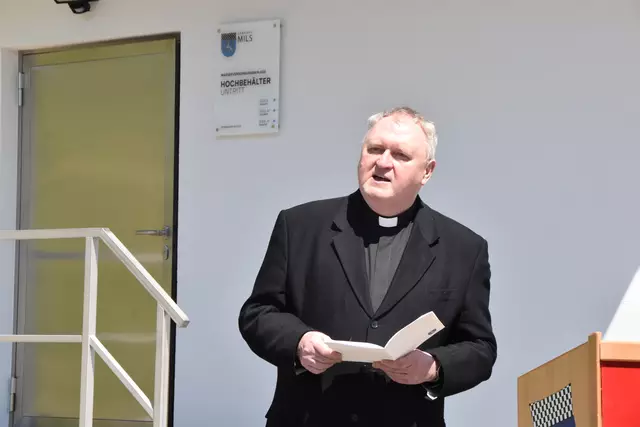 Pfarrprovisor Norbert Zur spendet den Segen für den neuen Trinkwasserhochbehälter. | Foto: Kendlbacher