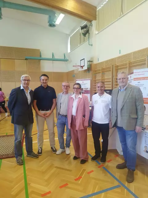 GR Franz Perner, Bgm. Jochen Bous, Johannes und Melanie Breit, Aussteller Christian Blümel, Ortsvize Joachim Köll.  | Foto: privat