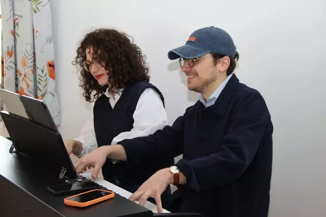 Vierhändig am Klavier: Roxana Circiu und Andrei Gologan.