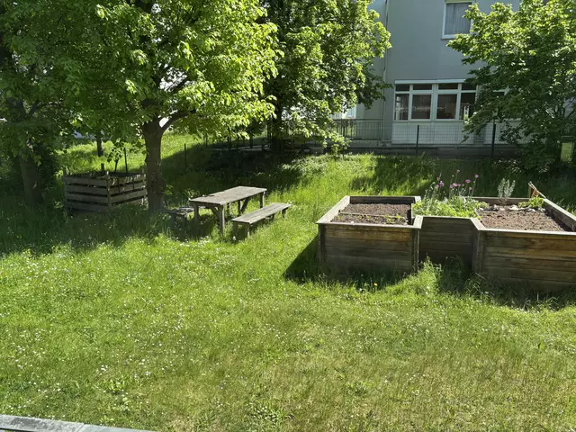 Der Garten des Corners mit eigenem Hochbeet. Oft wird im Zentrum gemeinsam mit frischen Zutaten aus dem eigenen Garten gekocht. | Foto: Schrofner