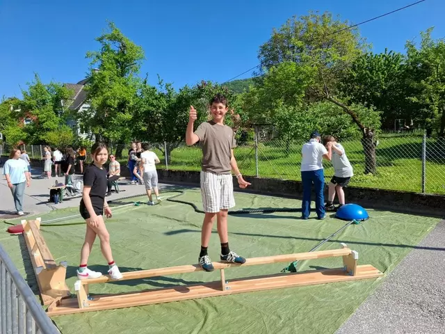 Die 300 Schüler der Kreativ-Musikmittelschule hatten großen Spaß und konnten nach Lust und Laune ausprobieren oder wetteifern. | Foto: Kreativ-Musikmittelschule Kirchdorf