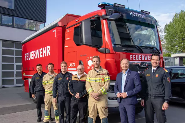 Bürgermeister Johannes Angengruber (2.v.r.), Branddirektor Helmut Hager (r.), Bezirks-Feuerwehrkommandant-Stellvertreter Helmut Plank (4.v.r.), Kommandant Alois Muglach (FF Hötting, 3.v.r.), Obermaschinist Klaus Berchtold (FF Hötting, 2.v.l.), und die Offiziere Marco Eller (l.) und Manuel Schieferle (3.v.l.) mit dem neuen Lastfahrzeug für die FF Hötting. | Foto: IKM/ F. Bär