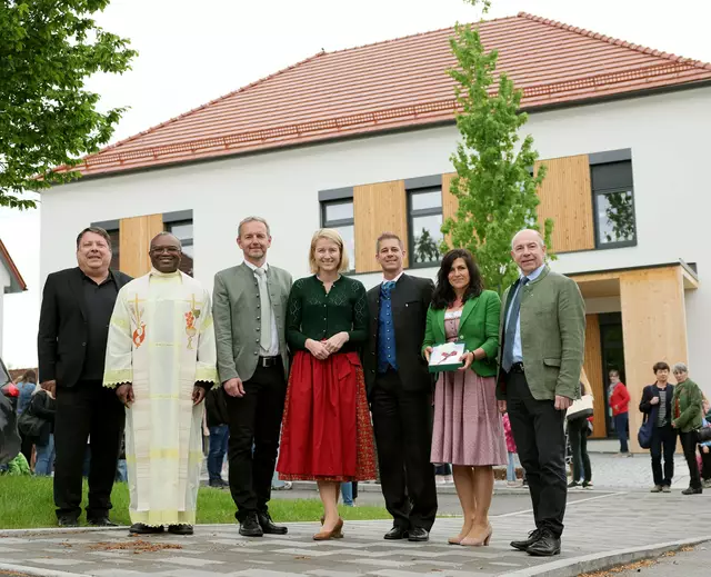 Architekt Christian Stummer, Pfarrer Anthony, Bürgermeister Heinz Oberndorfer, LH-Stv. Christine Haberlander, Landtagsabgeordneter Reinhard Ammer, Vizebürgermeisterin Gertraud Berghammer und Landtagspräsident Max Hiegelsberger bei der Eröffnungsfeier. | Foto: Land OÖ/Denise Stinglmayr