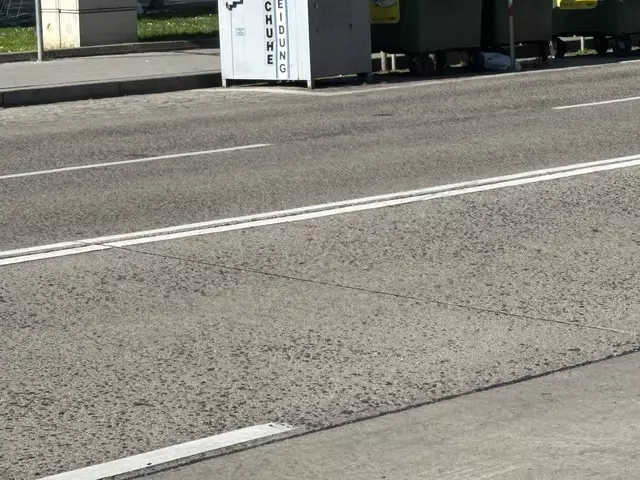 Die doppelte Sperrlinie auf der Wienerbergstraße soll oft missachtet werden. | Foto: Michael Marbacher/MeinBezirk