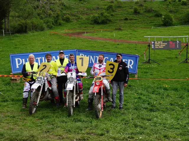 Die drei Schnellsten auf der Geländesonderprüfung mit ESA-Vorstandsmitgliedern, von links Walter Feier, Johann Kaiser, Rennleiter Jürgen Wurzel, Bernhard Walzer, Stefan Hau und Obmann Alfred Steinwidder.