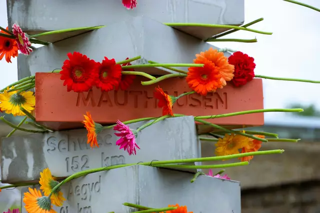 Im Zentrum: Mauthausen als Stammlager hatte über 40 Nebenlager in ganz Österreich, die auf der Stele visualisiert sind. | Foto: Eckhart Herbe