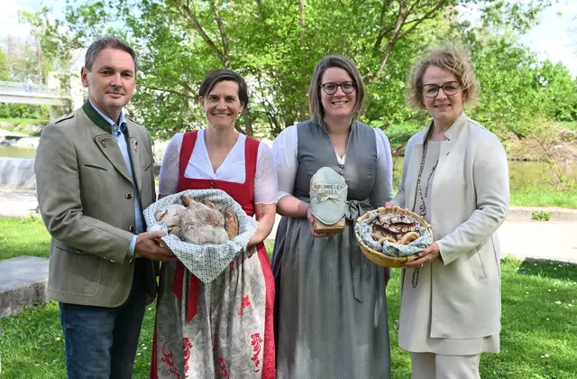 (v.l.n.r.) Direktor Josef Sieder, Brotsommelière Cordula Klaffner, Brotsommelière Manuela Spendelhofer und Bildungs-Landesrätin Christiane Teschl-Hofmeister | Foto: Jürgen Mück