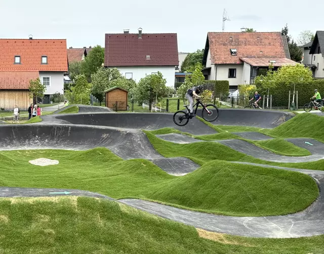 Maxi Meyer demonstrierte, was der Pumptrack zu bieten hat. | Foto: Pilz