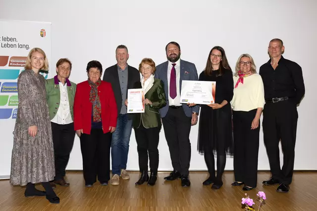 Christine Haberlander (links) vergibt den Gesundheitsförderungspreis an die Gemeinde Eggelsberg. | Foto: Land OÖ/Daniela Sternberger