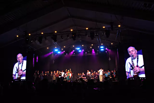 Gspiarn – Eine Umarmung für den Frieden“
Emotionaler Höhepunkt: Der gemeinsame Song 'Gspiarn' verband Künstler*innen und Publikum in einer berührenden Umarmung – Musik als Friedensgeste.