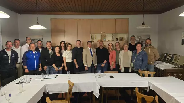 Die Funktionärinnen und Funktionäre des Vorstandes, Bürgermeisterin Andrea Pock, Manuela Pranger von der Raiffeisenbank und der neue Obmann Stefan Hackl erklärten Johannes Weidinger (M.) zum Ehrenobmann des USV. St. Anna. | Foto: USV St. Anna