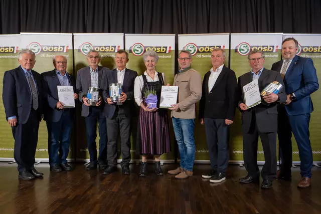 Bezirk Eferding: Landesobmann Josef Pühringer und Landesgeschäftsführer Bundesrat Franz Ebner gratulierten den anwesenden Obleuten sowie den mitgereisten Ehrengästen aus der Gemeinde zu ihrer erfolgreichen Leistung und überreichten die Preise. | Foto: OÖ Seniorenbund