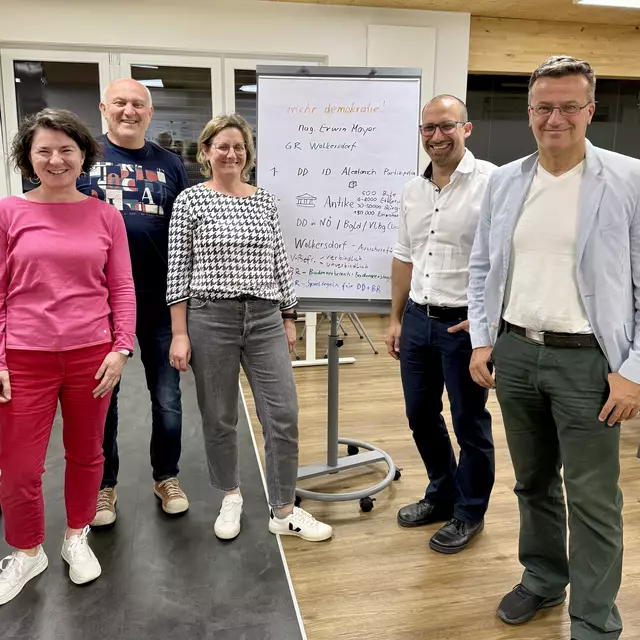 Erwin Mayer von mehr demokratie! im Gespräch mit Bürger:innen beim „Treffpunkt Demokratiewerkstatt“ im Kulturzentrum Oberpullendorf – ein Abend im Zeichen neuer Beteiligungskultur und lebendiger Demokratie. | Foto: BLOP