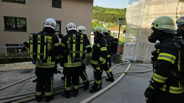 Zwei Wohnungen mussten geöffnet werden, da keine Reaktion der Bewohner kam.  | Foto: Bkfdo Amstetten / Waidhofen/Ybbs-Stadt