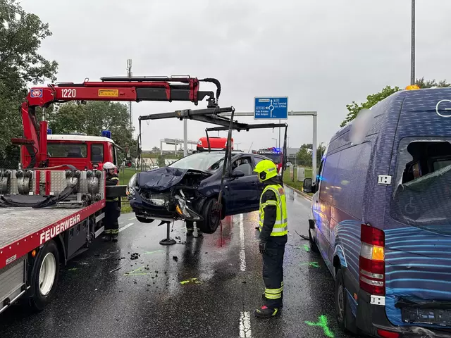Die Feuerwehren appellieren an alle Verkehrsteilnehmer, im Stau Rücksicht auf Einsatzfahrzeuge zu nehmen und Rettungsgassen konsequent freizuhalten.
 | Foto: FF Schwechat