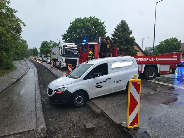 Während die Aufräumarbeiten im Gange waren, kam es nur wenige Kilometer entfernt im Ortskern von Mannswörth zum nächsten Zwischenfall. | Foto: FF Mannswörth