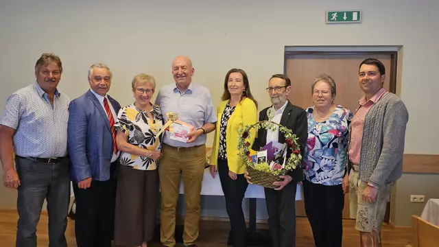 Leopold Kapeller im Kreise der Gratulanten. Im Bild: Günther Bauer, Walter Katzinger, Inge, Leopold und Claudia Kapeller, Otmar Stangl, Anna Amböck sowie Thomas Flicker (v.l.) | Foto: PV Vitis