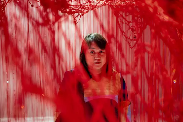 Die bekannte japanische Performance- und Installationskünstlerin Chiharu Shiota gestaltete die neue Wunderkammer „Crystallizing Identity“ in den Swarovski Kristallwelten.

 | Foto: Swarovski Kristallwelten / Thomas Steinlechner