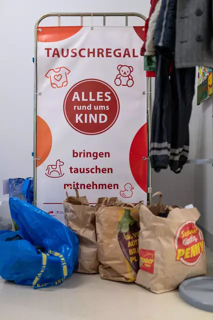 Beim Gemeindeborgladen gibt es eigene Tauschregale. | Foto: wohnpartner