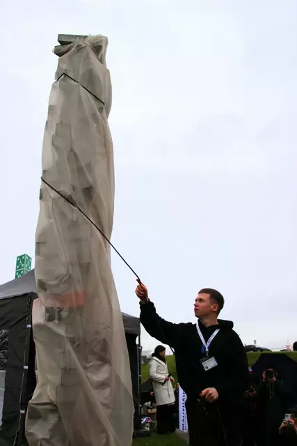 Die Zivildiener der KZ-Gedenkstätte Mauthausen  enthüllten die Stele. | Foto: Eckhart Herbe