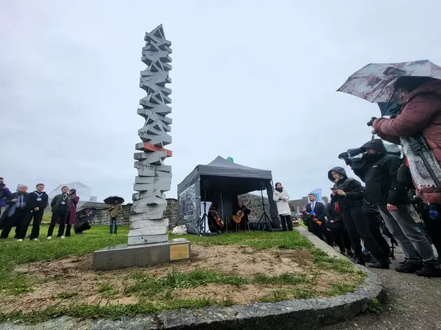 Trotz strömenden Regens war das Interesse von Besuchern und Medien groß. | Foto: Eckhart Herbe