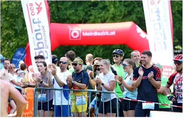 Da es sich bei den Teams um Staffeln handelt, muss jeder Teilnehmer nur eine Disziplin ausüben. Die Distanzen sind kurz, das Gelände flach und die Stimmung großartig. | Foto: Sepp Kühnhold