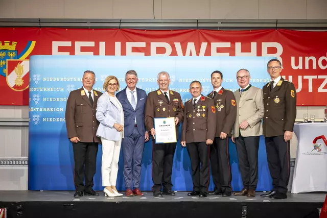 Am 23. 4. bekam die FF Ernsthofen im NÖ Feuerwehr- und Sicherheitszentrum in Tulln die Jubiläumsurkunde seitens des Landes NÖ von LH Johanna Mikl-Leitner überreicht.  | Foto: Matthias Fischer