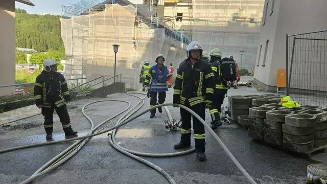 Die Feuerwehren waren rasch vor Ort und handelten mit höchster Professionalität und viel Geschick. Eine Person musste ins Krankenhaus gebracht werden. | Foto: Bkfdo Amstetten / Waidhofen/Ybbs-Stadt