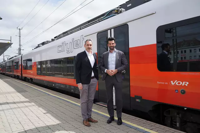 ÖBB-Regionalmanager Christof Hermann und NÖ Verkehrslandesrat LH-Stellvertreter Udo Landbauer (FPÖ) präsentierten den Sommerfahrplan 2025. | Foto: Land NÖ