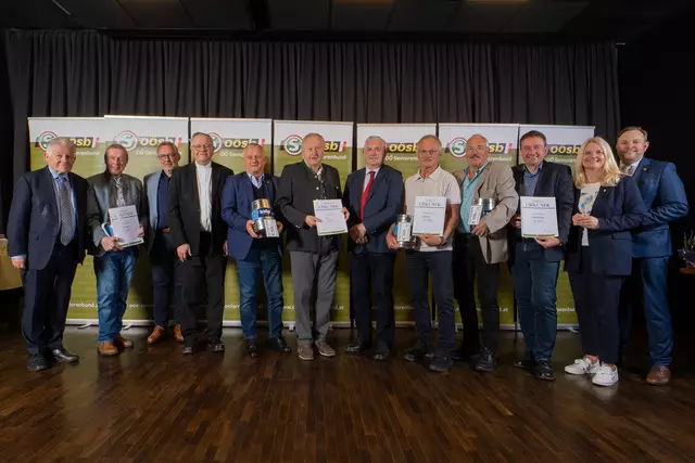 Landesobmann Josef Pühringer (l), Landtagsabgeordnete Gertraud Scheiblberger (2. von rechts) und Landesgeschäftsführer Bundesrat Franz Ebner (r) gratulierten den anwesenden Obleuten sowie den Ehrengästen. | Foto: OÖ Seniorenbund