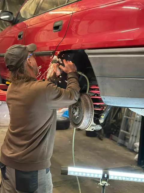 Manuel Puhl am Werken: "Für unsere Autos gibt es keine andere Werkstätte."  | Foto: Melanie Puhl