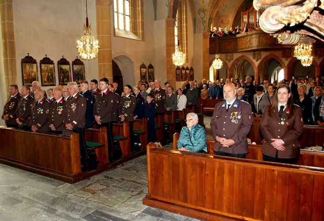 Am Florianisonntag standen die fünf Feuerwehren der Stadt Trofaiach im Mittelpunkt des
festlichen Kirchganges.  | Foto: BFV Leoben/Tomsits